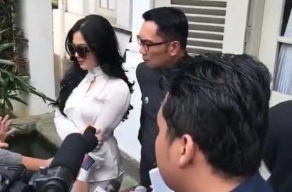 'Maju Mundur Cantik' Bareng Ridwan Kamil, Bagian Tubuh Syahrini Jadi Sorotan
