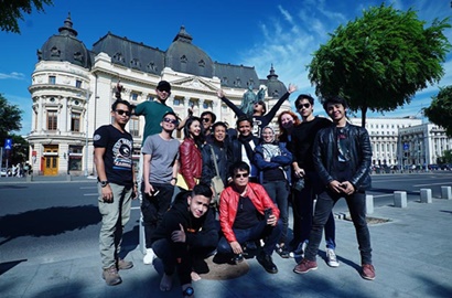 Pamer Foto Ini Saat Syuting di Romania, Sutradara 'Roman Picisan' Banjir Pujian