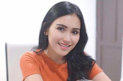 Cantik Pakai Mukena Renda Saat Shalat Ied, Wajah Ayu Ting Ting Malah Bikin Salfok