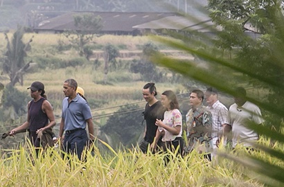 Liburan di Jatiluwih, Obama Foto Bareng Petani dan Bawa Pulang 2,5 Kg Beras Merah