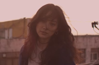 Swag Pakai Hoodie, Lee Hyori Santai Nikmati Pemandangan Kota di Teaser 'Seoul'