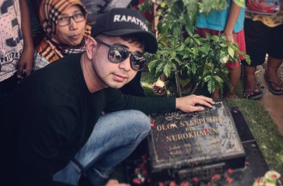 Raffi Ahmad Ziarah ke Makam Olga, Dikritik Tak Beri THR ke Anak-Anak