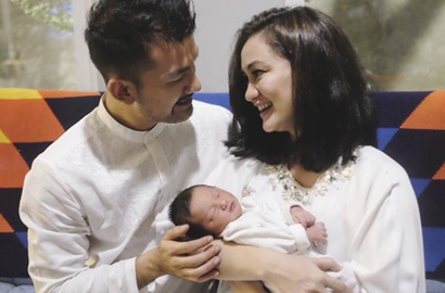 Usia Putri Atiqah Hasiholan Baru Seminggu, Netizen: Sudah Ada Bakat Cantik