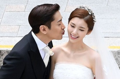 Eric Shinhwa-Na Hye Mi Rilis Pernyataan Resmi dan Mesra di Foto Pernikahan