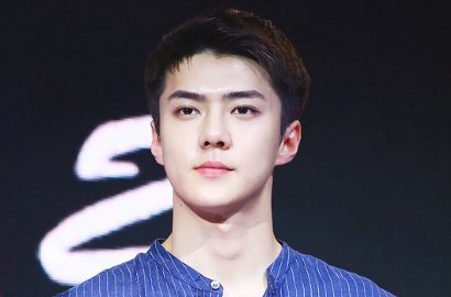 Kelewat Unyu, Fans Ngakak Sebut Anjing Sehun Mirip Boneka di Foto Ini