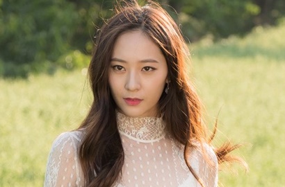 Jadi Dewi Air di 'Water God', Mahalnya Harga Gaun Seksi Krystal f(x) Bikin Melongo