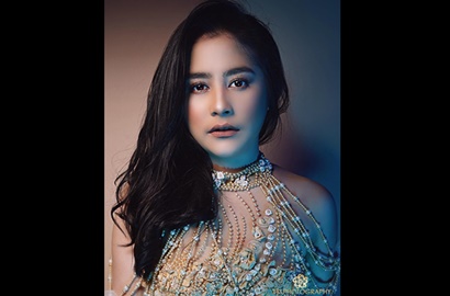 Buang Imej Gadis Manis, Prilly Latuconsina Tampil Seksi Pakai Gaun Transparan