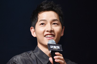 Tak Cuma Kirim Dukungan, Gantengnya Song Joong Ki Kunjungi Lokasi Syuting 'The Best Hit'