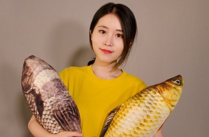 Bukan Kosmetik, Cewek Ini Viral Gara-Gara Dandan Pakai Makanan di Kantor, Intip Aksinya Berikut