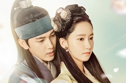 Mesranya Siwan Rangkul Pinggang Yoona di Poster Terbaru 'The King Loves'
