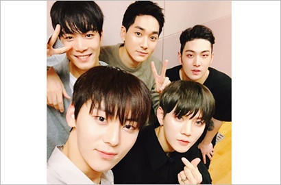 Terbukti Makin Tenar di Siaran V Live, NU'EST Bikin Netter Terharu