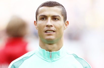 Pose Telanjang Dada Bareng Pria Kekar, Cristiano Ronaldo Dituding Gay