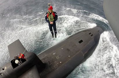 Kunjungi Kapal Selam Nuklir, Begini Aksi Presiden Perancis Bergelantungan di Helikopter