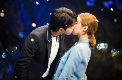 Syuting Adegan Ciuman di 'Water God', Imutnya Nam Joo Hyuk-Shin Se Kyung Pakai Jaket Super Tebal