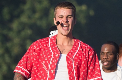 Kenakan Kostum Sederhana Tapi Sangat Mahal, Justin Bieber Hadiri Seminar Gereja Kontroversial