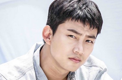 Berseragam Rapi, Gantengnya Taecyeon Jadi Anak SMA di Foto Karakter 'Save Me'