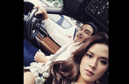 Mesra Dipeluk Raisa, Tulisan di Baju Hamish Daud Bikin Salah Fokus