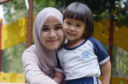 Kerennya Pose SWAG Kala Madali Putri Zaskia Adya Mecca di Foto Liburan Keluarga