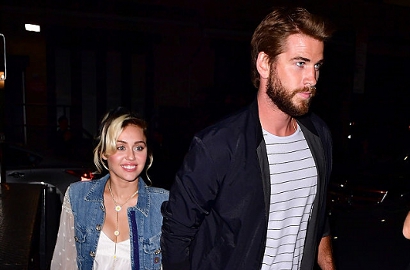 Basah Kuyup, Gaya Hot Ciuman Pertama Miley Cyrus dan Liam Hemsworth Bikin Fans Meleleh