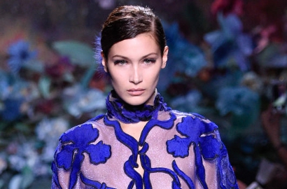 Topless, Bella Hadid Tutupi Bagian Intimnya dengan Kilauan Berlian