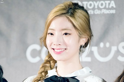 Pertandingan Ditunda, Cerianya Dahyun Twice Hujan-Hujanan di Lapangan Baseball
