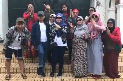 Orangtua Ayu Ting Ting Joget-Joget di Keraton, Netter: Awas Kerasukan