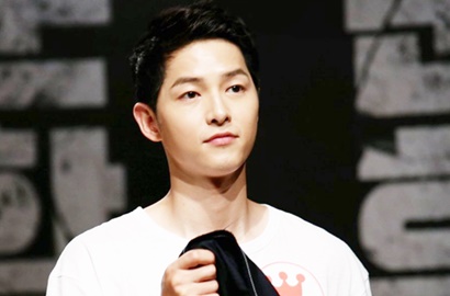 Waduh, Standee Ganteng Song Joong Ki Dibuang Usai Umumkan Akan Nikah?