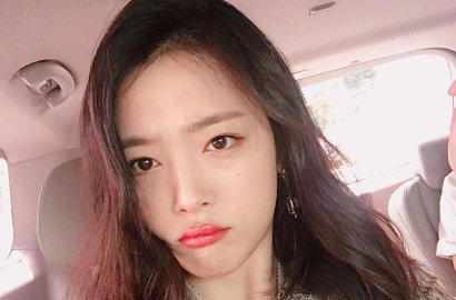 Unggah Foto Ini, Busana Pink Semi Transparan Milik Sulli Dibilang Mirip Kebaya