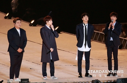 Tampil Ber-4 di Panggung SM Town Seoul, Super Junior Berlinang Air Mata