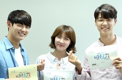 Bareng Kang Min Hyuk cs, Imutnya Ha Ji Won Potong Pendek di Sesi Baca Naskah 'Hospital Ship'