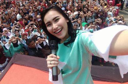 Sebut Keluarga Libur di Jogja Tapi Pamer Foto Candi Borobudur, Ayu Ting Ting Dibully