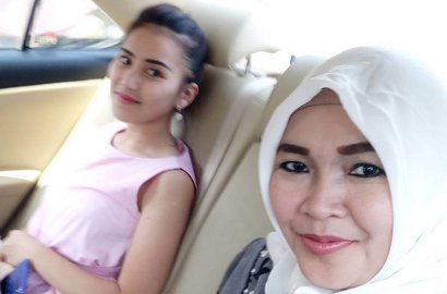 Ayu Ting Ting 'Ditendang' Hingga Dicibir Soal Tali Kutang, Umi Khalsum Beri Dukungan