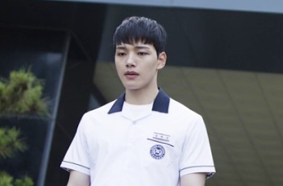 Gantengnya Yeo Jin Goo-Ahn Jae Hyun Kompak Tatap Langit di Poster 'Reunited Worlds'