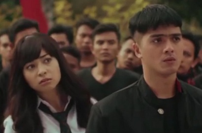 Super Random, Banyak Adegan Tak Logis di Trailer 'Total Chaos' Ricky Harun-Nikita Willy