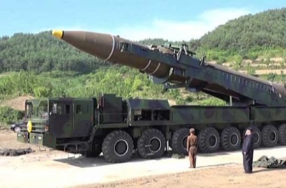 Awasi Peluncuran, Beredar Video Kim Jong Un Merokok di Dekat Rudal Balistik