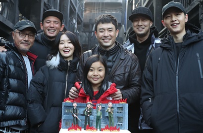 Jelang Nikah, Song Joong Ki Pose Ganteng Bareng Bintang 'Battleship Island'