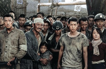 Totalitas Promosi, 'Battleship Island' Song Joong Ki Pasang Teaser di Time Square