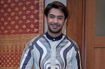 Kepergok Pose Duduk Kemayu, Reza Rahadian Langsung Lakukan Ini Saat Disorot Kamera