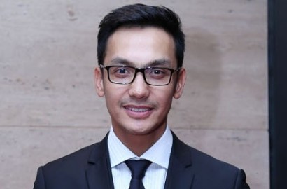 Ganteng Jadi Cover Majalah, Foto Jadul Gunawan Dibilang Mirip Millendaru