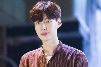 Jadi Chef Ganteng, Seriusnya Ahn Jae Hyun Siapkan Hidangan di 'Reunited Worlds'