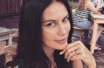 Cuek Soal Foto Bareng Cut Tari, Sophia Latjuba Pede Pamer Bagian Tubuh Seksi Ini