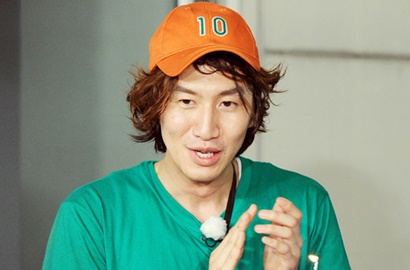 Ultah Dirayakan 'Running Man', Manisnya Kim Jong Kook Bawa Kue untuk Lee Kwang Soo