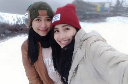 Ayu Ting Ting Melamun di Pinggir Kolam, Perut Bergelambir Syifa  Jadi Sorotan
