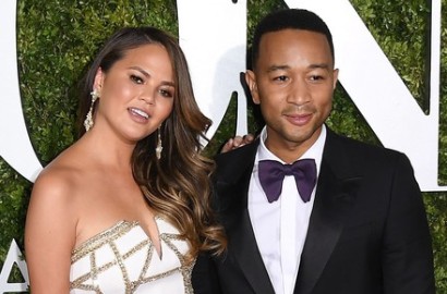 Pakai Baju Tradisional Bali, John Legend dan Chrissy Teigen Buat Netizen Terpukau