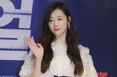 Pose Imut Hingga Umbar Belahan Dada, Begini Gaya Sulli di Pemotretan Terbaru
