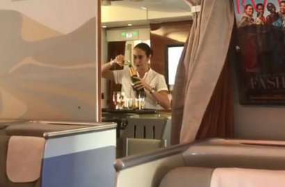 Viral, Pramugari Emirates Menuang Wine Sisa di Gelas Kembali Botol