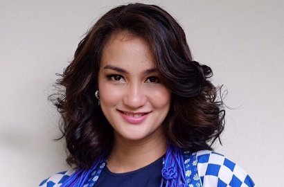 Masih Bayi, Lucunya Putri Atiqah Hasiholan Pose 'Jelek' Bareng Sang Bunda
