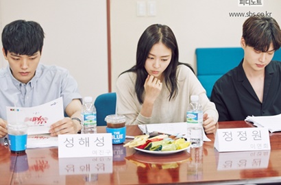 Yeo Jin Goo dan Ahn Jae Hyun Tatap Mesra Lee Yeon Hee di Poster 'Reunited Worlds'