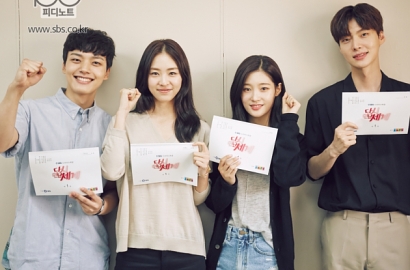 Romantis, Yeo Jin Goo-Lee Yeon Hee Tidur Sambil Pelukan di Poster 'Reunited Worlds'