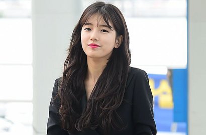 Tampil Elegan Demi Fashion Airport, Begini Gaya Suzy di Dalam Pesawat